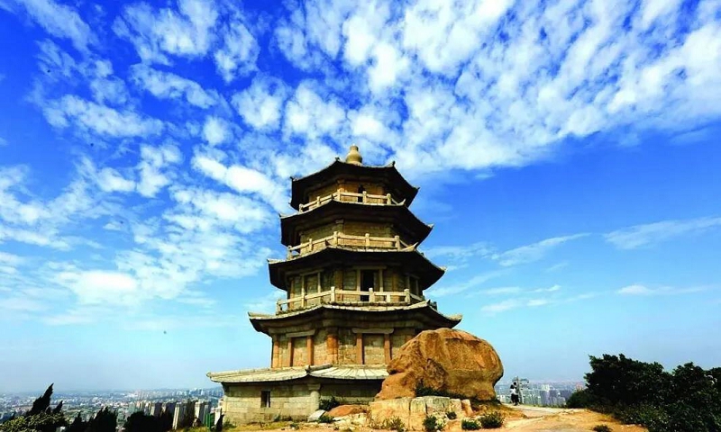 姑嫂塔,在石狮市宝盖山上,又称"万寿塔.