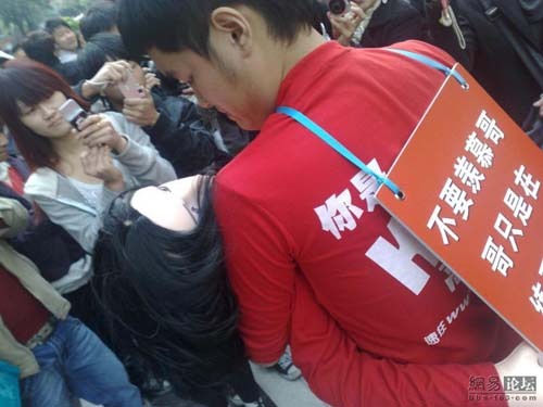猛男狂吻充气娃娃,不可理喻
